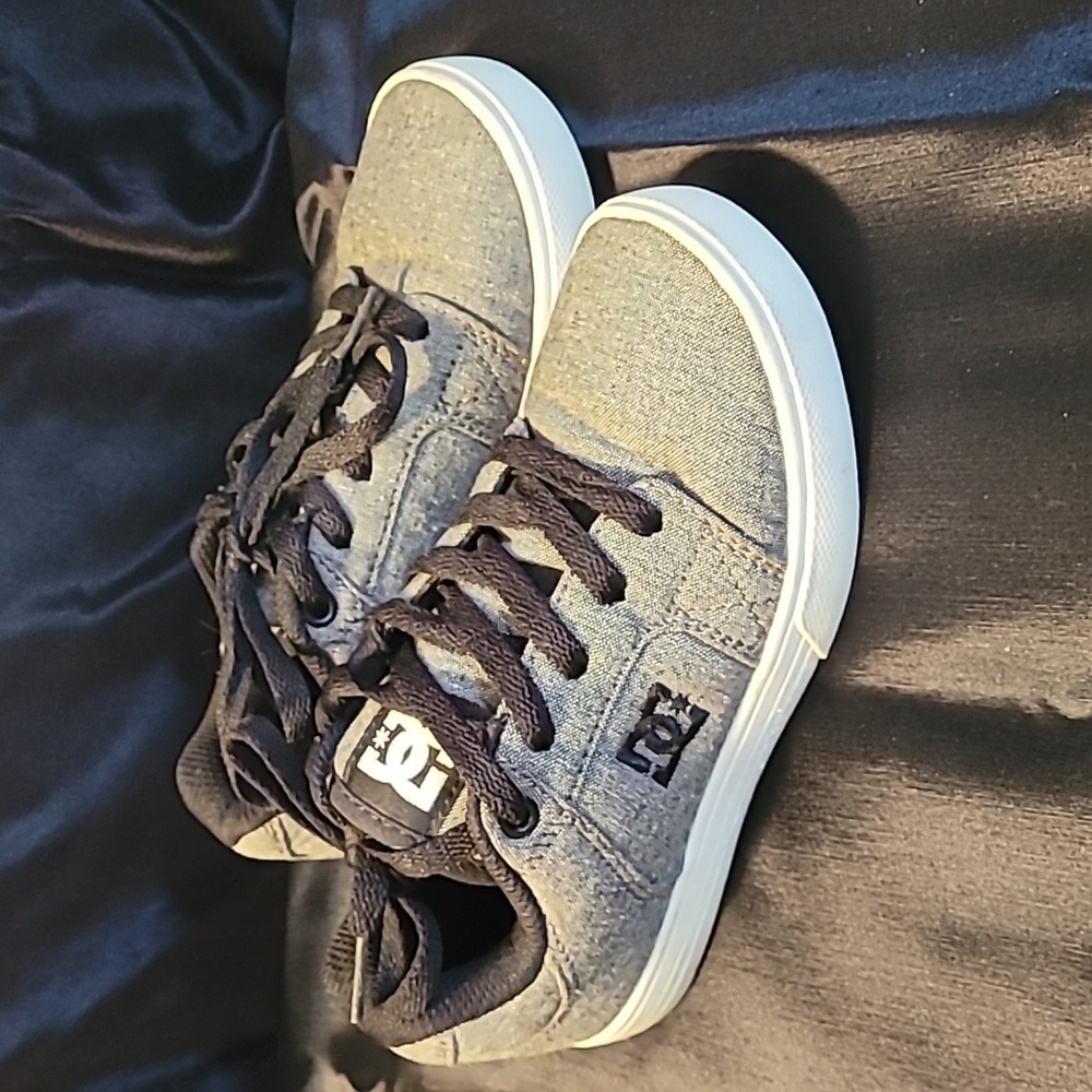 Kids Grey DC tennis shoes EUC skate shoe
